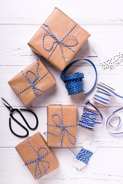Caixas Presente Festivas Com Presentes Tesouras Fita Azul Etiquetas Fundo — Fotografia de Stock