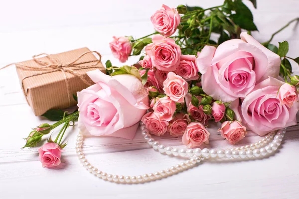 Verse Roze Rozen Bloemen Verpakte Doos Met Aanwezig Witte Houten — Stockfoto