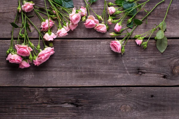 粉红色玫瑰花在黑暗的老木背景 花静物 查看上面的弗罗姆 选择性对焦 文本位置 — 图库照片