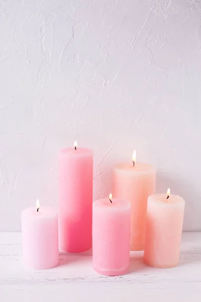 Verschieden Rosa Brennende Kerzen Auf Weißem Strukturiertem Hintergrund Vertikales Bild — Stockfoto