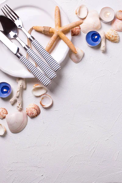 Deniz Öğeleri Beyaz Tabak Beyaz Dokulu Arka Plan Üzerinde Kenarlık — Stok fotoğraf