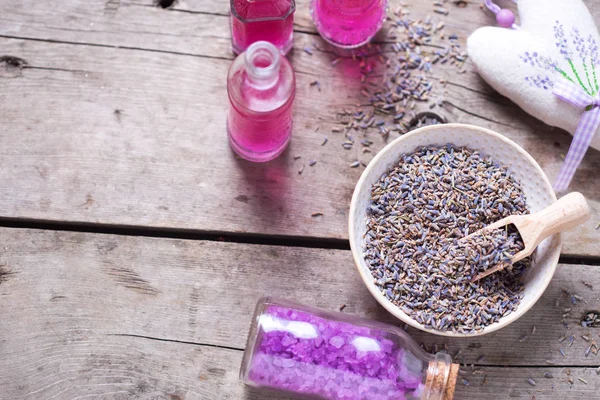 Droge Lavendel Toppen Kom Zakje Wit Lavendel Flessen Met Cosmetica — Stockfoto