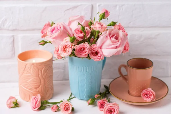 Rosa Rosas Flores Copo Azul Queimando Vela Xícara Pequena Para — Fotografia de Stock