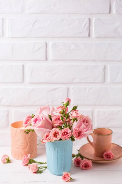 Roze Rozen Bloemen Blauwe Beker Brandende Kaars Kleine Kop Voor — Stockfoto