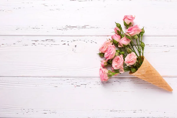 Flores Rosas Rosadas Frescas Cono Gofre Sobre Fondo Madera Blanca —  Fotos de Stock