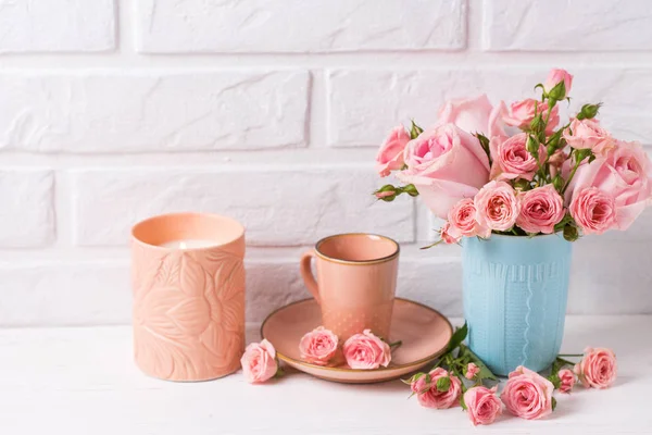 Pink Roses Blue Cup Burning Candle Little Cup Coffee White — Stock Photo, Image