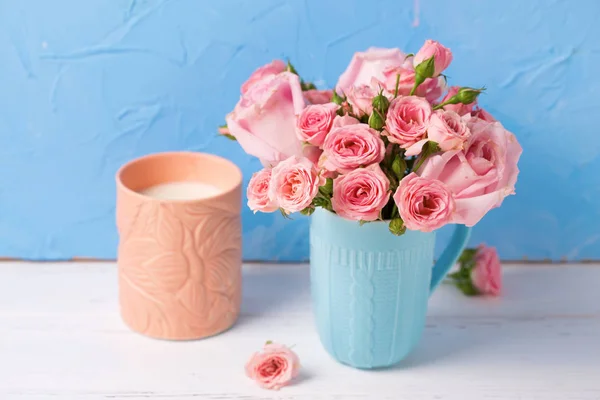 Background Pnk Roses Flowers Blue Cup Candle Blue Textured Wall — Stock Photo, Image
