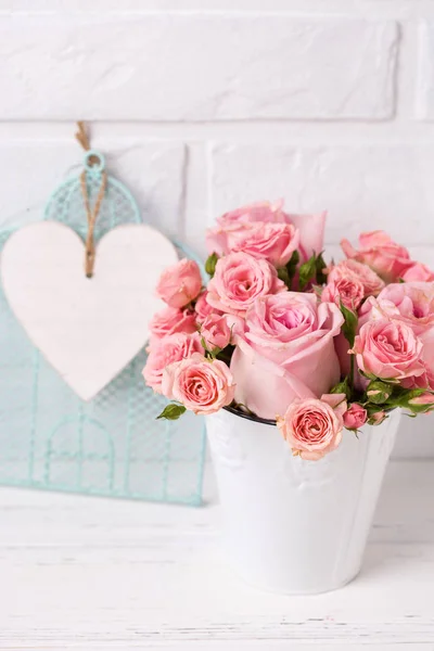 粉红色的玫瑰花在白色的锅对白色砖墙 花静物 选择性对焦 垂直图像 — 图库照片