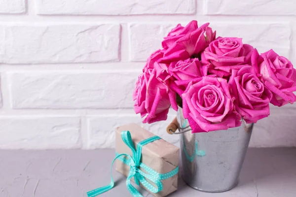 Jasny Róż Kwiatów Wiaderku Pudełko Owinięte Wih Obecny Szarym Tle — Zdjęcie stockowe