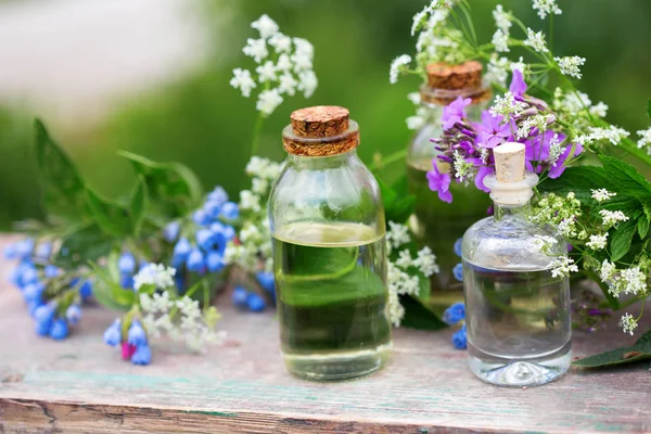 Temel Aroma Yağı Ahşap Arka Plan Açık Üzerinde Şişelerde Seçici — Stok fotoğraf