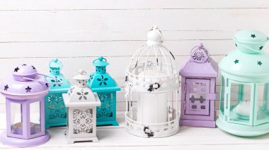 Beyaz ahşap zemin üzerinde parlak dekoratif fenerler. Eski püskü şık dekorasyon. Seçici odak.