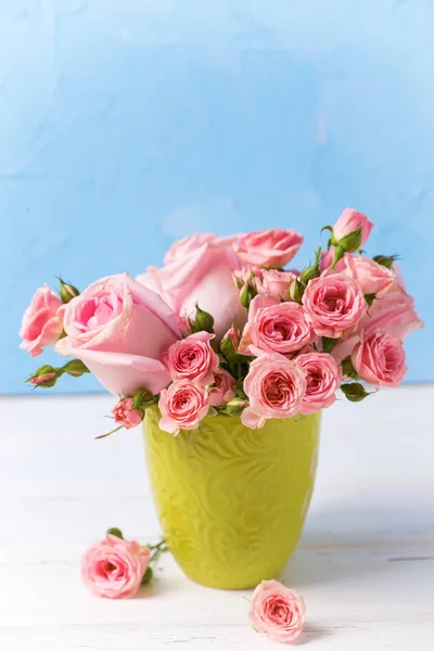 Rosa Rosas Flores Taza Verde Contra Pared Textura Azul Bodegón — Foto de Stock