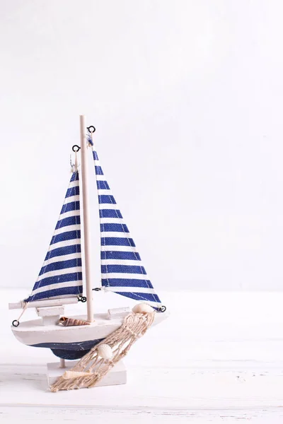 Декоративная Деревянная Игрушечная Лодка Белом Фактурном Фоне Место Смс Лето — стоковое фото