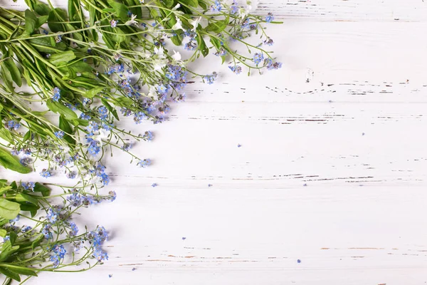 Bordure Fleurs Bleues Fraîches Oubliées Myosotis Sur Fond Bois Blanc — Photo