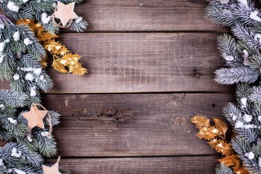 Ahşap arka plan üzerinde dalları kürk ağacından çerçeve