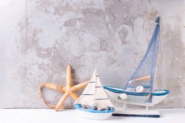 Beyaz arka planı gri dokulu duvar üzerinde deniz süslemeleri 