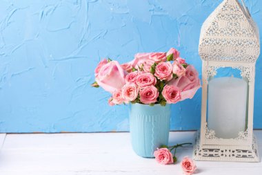 Pembe gül çiçek mavi dokulu duvar karşı mavi Kupası