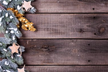 Ahşap arka plan üzerinde dalları kürk ağacından çerçeve