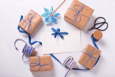 Boş etiket ve hediyeler ve dokulu ahşap arka plan mavi şeritler ile sarılmış hediye kutuları