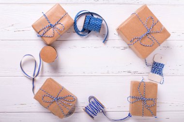 Hediyeler, Ahşap dokulu arka plan mavi şeritler ile sarılmış hediye kutuları