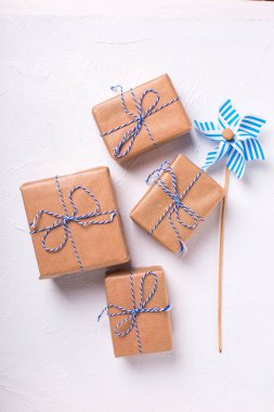 Hediyeler ve dokulu Beyaz ahşap zemin üzerinde dekoratif yel değirmeni ile şenlikli hediye kutuları