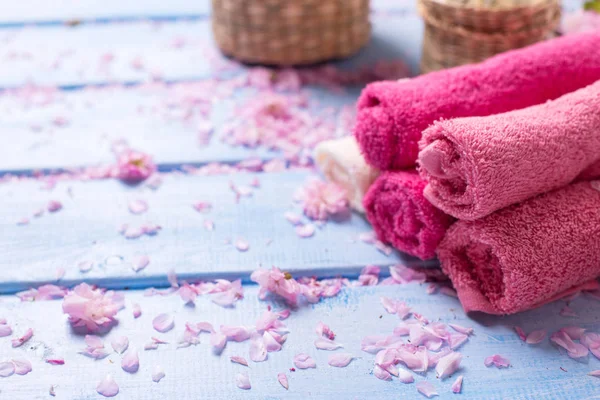 Zestaw Ręczników Kąpielowych Niebieskim Tle Drewnianych — Zdjęcie stockowe