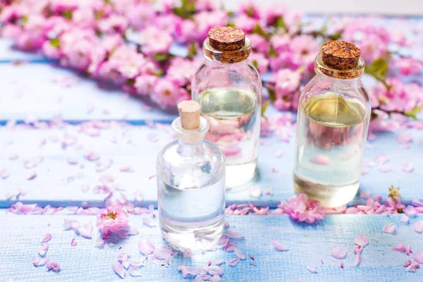 Butelki Produktów Spa Kwiaty Niebieskim Tle Drewnianych — Zdjęcie stockowe