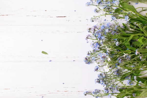 Grens Van Blauwe Forget Nots Myosotis Bloemen Witte Houten Achtergrond — Stockfoto