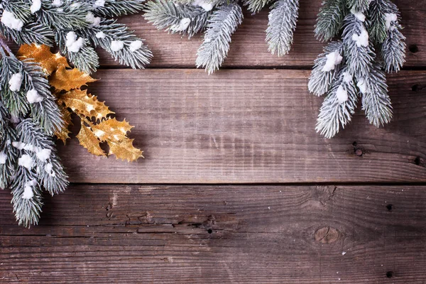 Ahşap arka plan üzerinde dalları kürk ağacından çerçeve