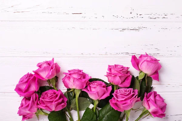 Ram Från Rosa Rosor Blommor Vit Trä Bakgrund — Stockfoto