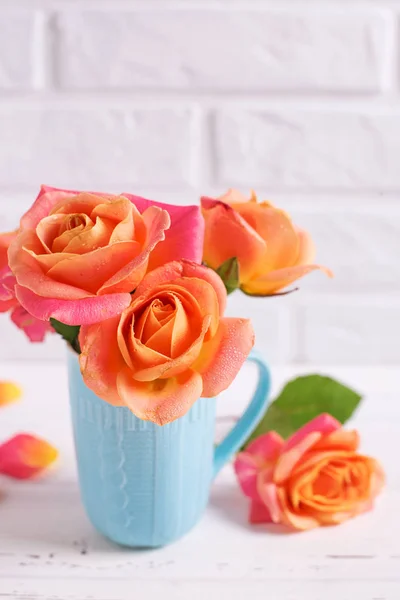 Rosas Naranjas Frescas Taza Azul Sobre Fondo Pared Ladrillo Blanco — Foto de Stock