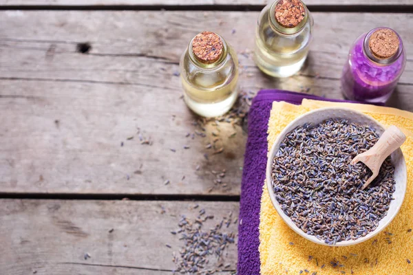 Lavendel Spa Omgeving Met Zeezout Flessen Met Oliën Handdoeken Vintage — Stockfoto