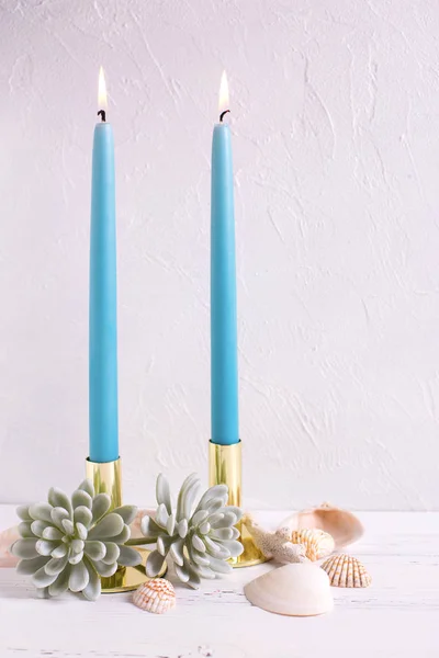 Marina Dekorationer Och Två Blå Brinnande Ljus Vit Texturerat Bakgrund — Stockfoto