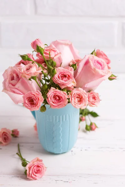 Rosa Rosas Flores Taza Azul Contra Pared Ladrillo Blanco — Foto de Stock