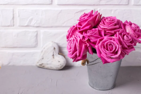 Flores Rosas Rosadas Brillantes Cubo Corazón Sobre Fondo Gris Contra — Foto de Stock