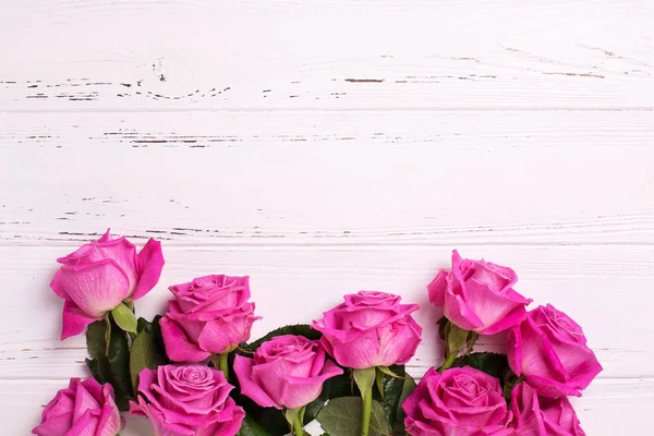 Rahmen Aus Rosa Rosen Blumen Auf Weißem Holzhintergrund — Stockfoto