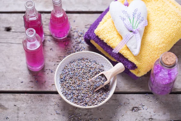 Lavendel Spa Omgeving Met Zeezout Flessen Met Oliën Handdoeken Vintage — Stockfoto