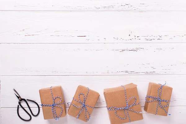 Boîtes Cadeaux Enveloppées Avec Des Cadeaux Sur Fond Bois Texturé — Photo