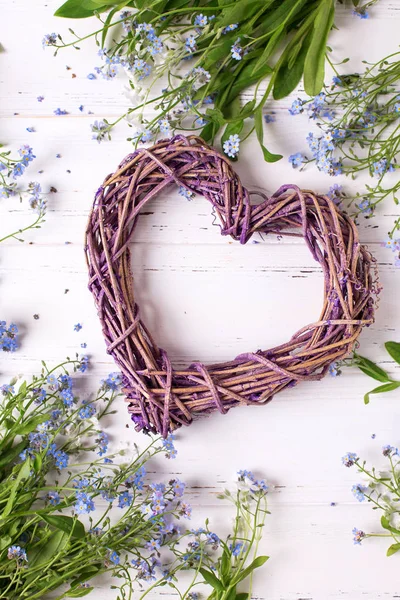 Dekorativt Hjärta Och Ram Från Blå Förgätmigej Eller Myosotis Blommor — Stockfoto