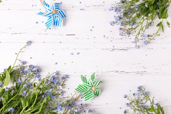 Rahmen Aus Blauen Vergissmeinnicht Oder Myosotis Blumen Und Hellen Windmühlen — Stockfoto