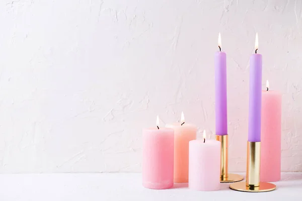 Candele Ardenti Colore Rosa Viola Vicino Alla Parete Bianca Strutturata — Foto Stock