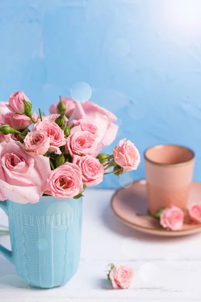 Ροζ Τριαντάφυλλα Λουλούδια Στο Cup Εναντίον Της Μπλε Υφή Τοίχο — Φωτογραφία Αρχείου