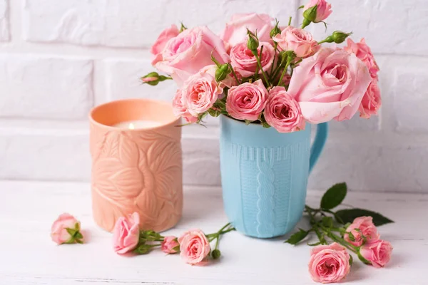 Rosa Rosen Blumen Blauer Tasse Und Brennende Kerze Vor Weißer — Stockfoto