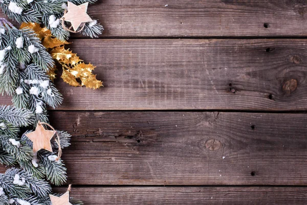 Ahşap arka plan üzerinde dalları kürk ağacından çerçeve