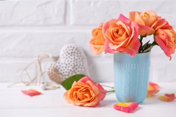 Rosas Laranja Fresca Copo Azul Coração Decorativo Fundo Madeira Branca — Fotografia de Stock