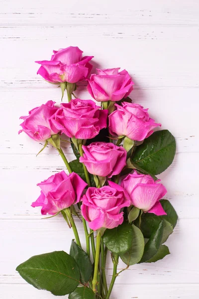 Stelletje Roze Rozen Bloemen Witte Houten Achtergrond — Stockfoto