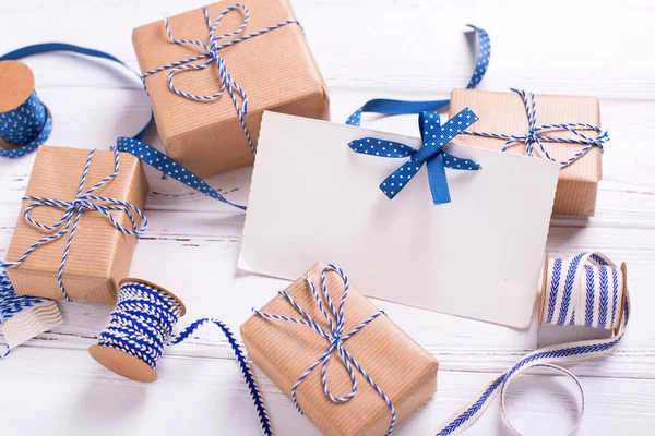 Étiquette Vide Boîtes Cadeaux Emballées Avec Cadeaux Rubans Bleus Sur — Photo