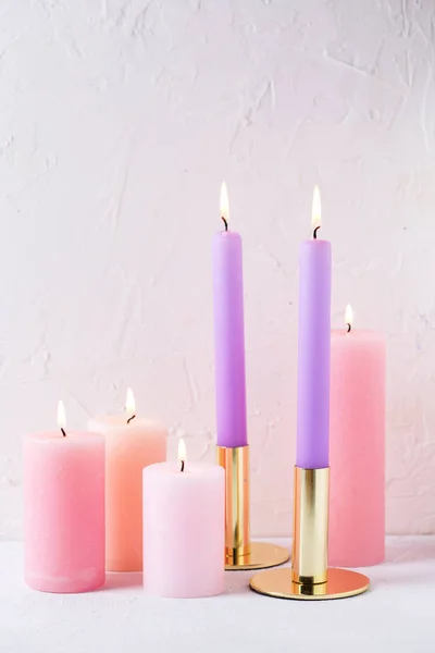 Розовый Фиолетовый Цвета Горящие Свечи Рядом Белой Текстурой Стены — стоковое фото
