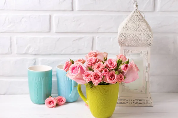 Pink Roses Flowers Colorful Blue Cups Candle Candleholder White Brick — Stock Photo, Image