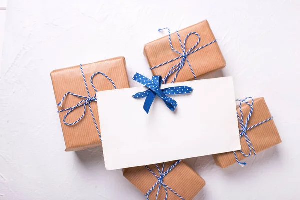 Lege Tag Verpakt Geschenkdozen Met Cadeautjes Blauwe Linten Gestructureerde Houten — Stockfoto